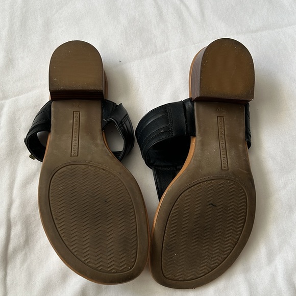 Black Tommy Hilfiger sandals with gold H accent. Size 7.5 - Picture 4 of 6
